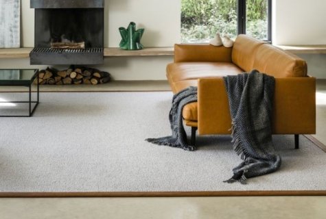 skórzana kanapa na szarym dywanie