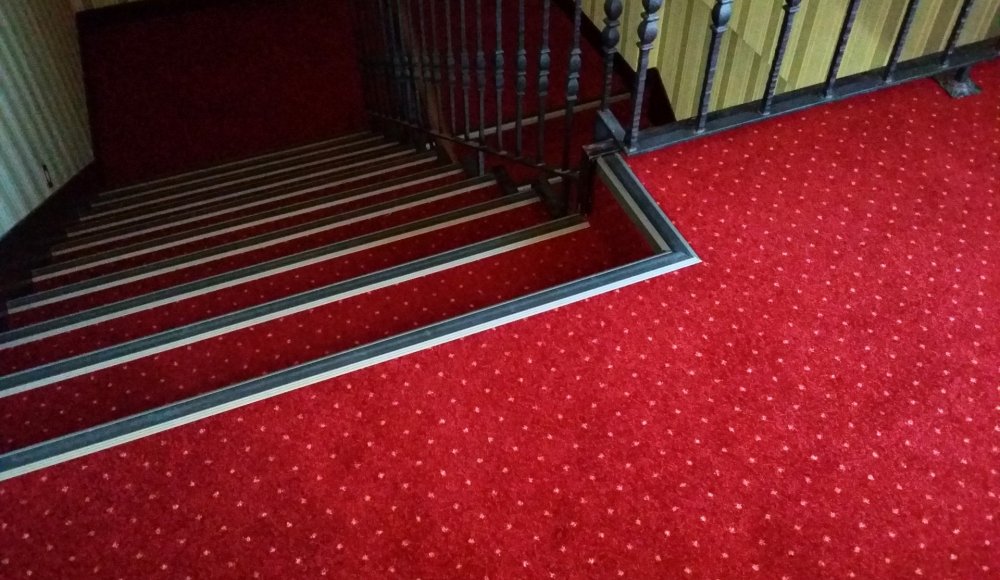 wykładzina w hotelu czerwona na schodach