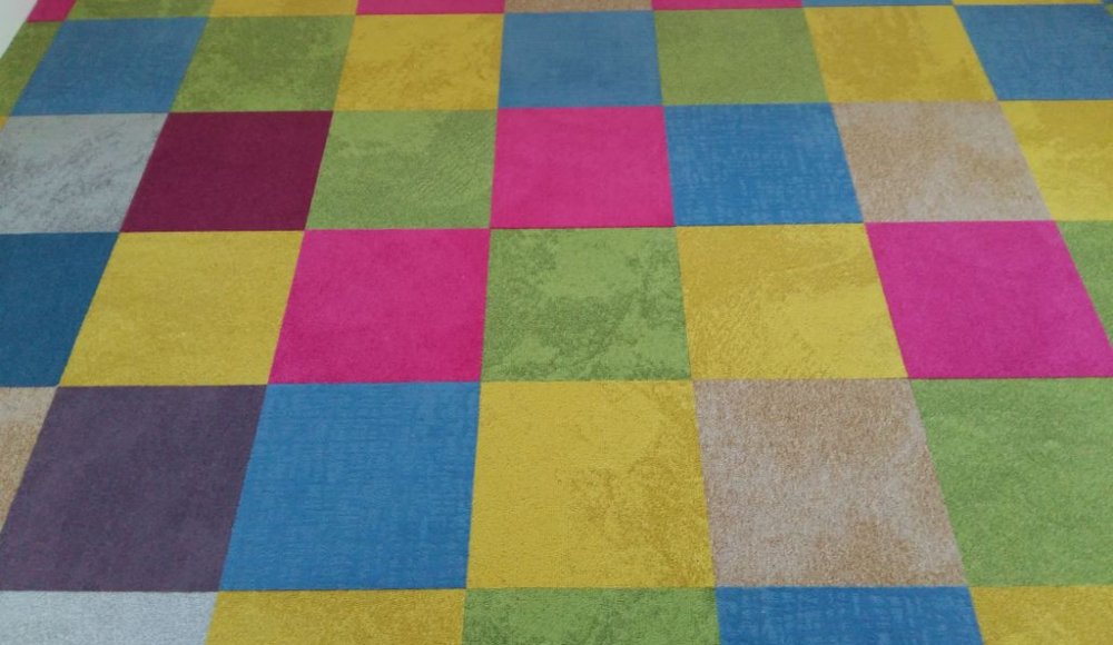 Kolorowy pokój dla dziecka kolorowa wykładzina w plytkach