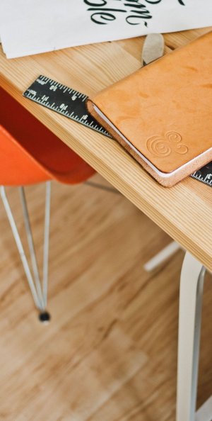 biurko i pomarańczowe krzesło